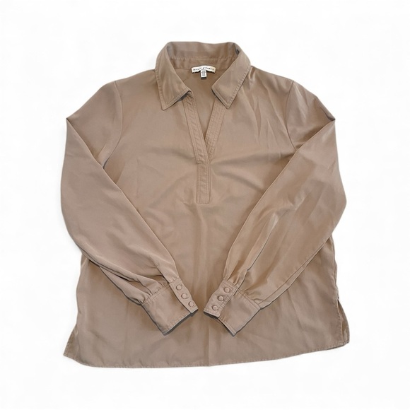 Maison D’Amelie Tops - Maison D’Amelie Women’s Tan‎ V-neck Blouse M